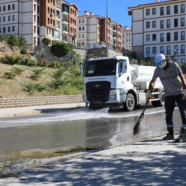 Battalgazi'de temizlik çalışmaları farklı noktalarda sürüyor