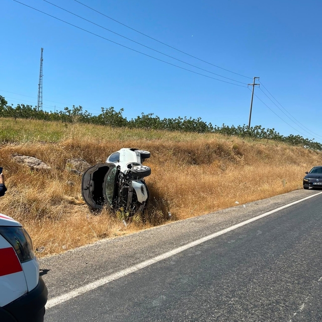 Kurtalan'da takla atan otomobilin genç sürücüsü yaralandı