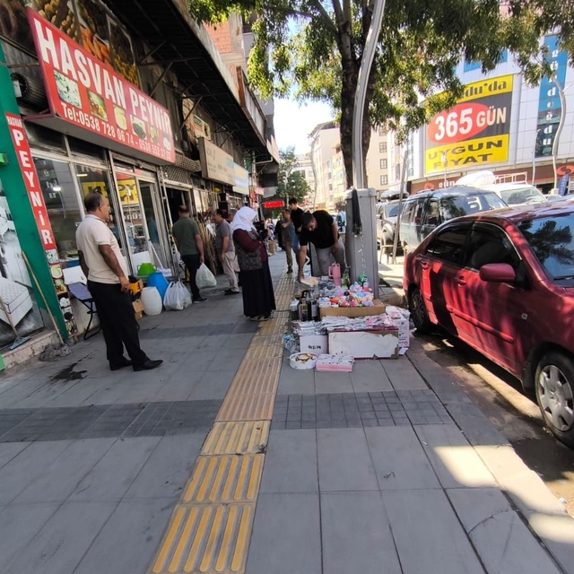 Van'da kaldırımlar işgal altında: Yayalar yola indi, turistler ve esnaf tep...