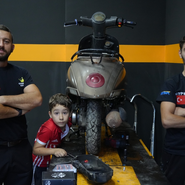 Gece yarısı çalışırken gördü, emeğini motosikletle ödüllendirdi
Usta, kalfa...