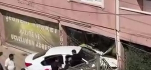 Otomobil iş yerine daldı: 1 yaralı