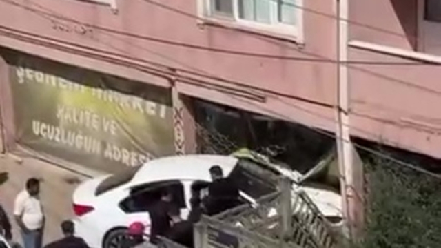 Otomobil iş yerine daldı: 1 yaralı