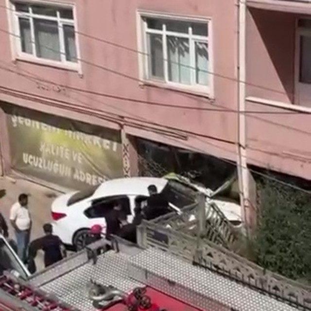 Otomobil iş yerine daldı: 1 yaralı