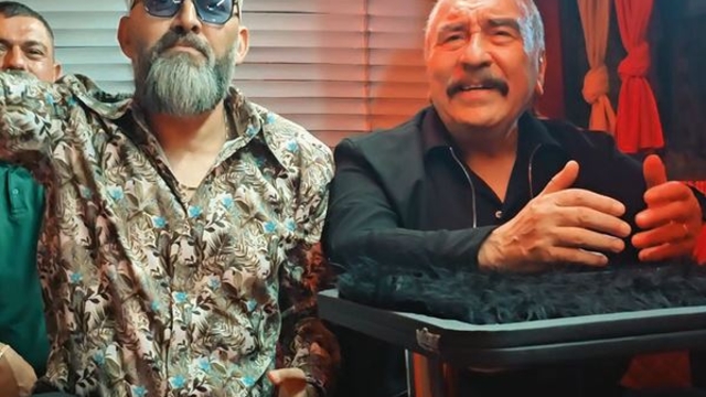 Ümit Besen, konserine nostaljik minibüsle gitti