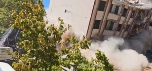 5 katlı iki bina tek dokunuşla yıkıldı