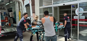 Küçük çocuğun kullandığı iş makinesi devrildi: 1 yaralı
