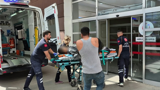 Küçük çocuğun kullandığı iş makinesi devrildi: 1 yaralı