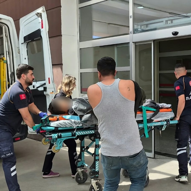 Küçük çocuğun kullandığı iş makinesi devrildi: 1 yaralı