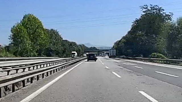 Otoyolda seyreden aracın tamponu koptu: O anlar kamerada
Seyir halindeyken tamponu parçalandı, erken fark ederek kazayı önledi