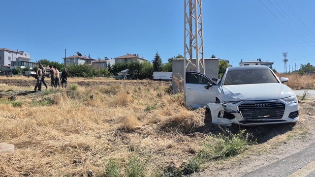İki otomobilin karıştığı kazada 5 kişi yaralandı
Çarpışan otomobillerden biri elektrik direğine çarptı, diğeri tarlaya savruldu
Görgü tanığı kaza anını anlattı