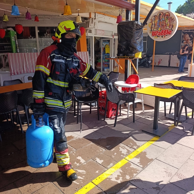 Burhaniye'de işyeri yangını paniğe neden oldu