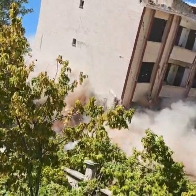 5 katlı iki bina tek dokunuşla yıkıldı