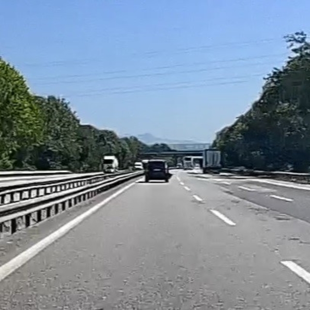 Otoyolda seyreden aracın tamponu koptu: O anlar kamerada
Seyir halindeyken...