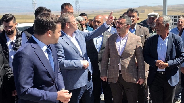 Kars'ta köy yollarında beton yol dönemi: Vali Polat ve Milletvekili Çalkın Yağlıca'da incelemelerde bulundu