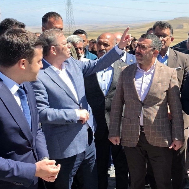 Kars'ta köy yollarında beton yol dönemi: Vali Polat ve Milletvekili Çalkın...