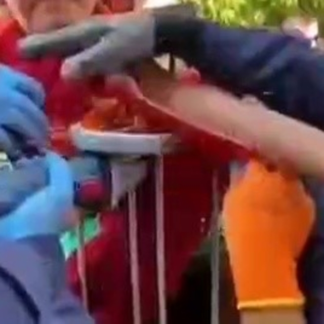 Koluna korkuluk demiri saplanan çocuk hastaneye kaldırıldı