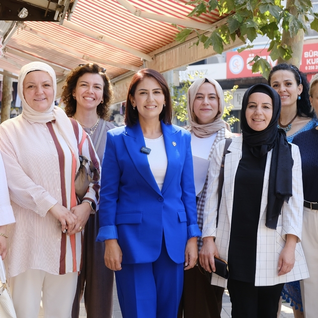 AK Parti Kadın Kolları Teşkilatı Bayramyeri'nde esnafı ziyaret etti