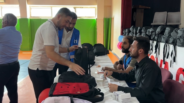 Yüksekova'da "İyilik Çantası" 100 yetim öğrenciye ulaştı