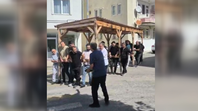 Öğretmenler kamelyayı, 200 metre mesafedeki yeni okula taşıdı