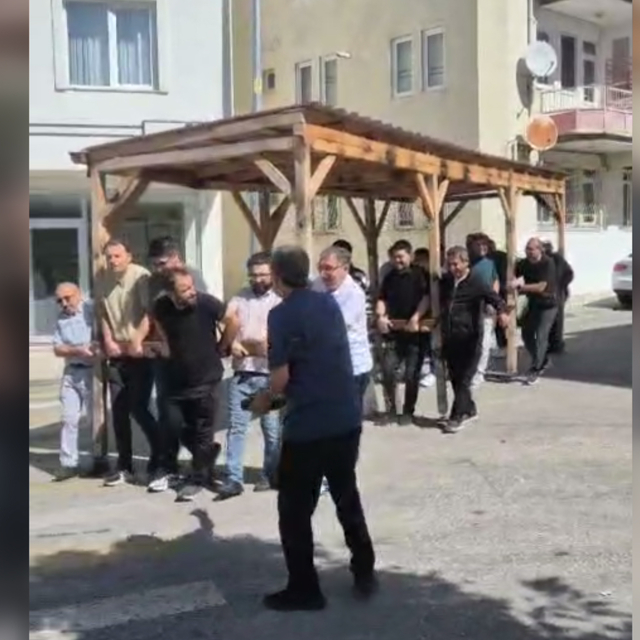 Öğretmenler kamelyayı, 200 metre mesafedeki yeni okula taşıdı