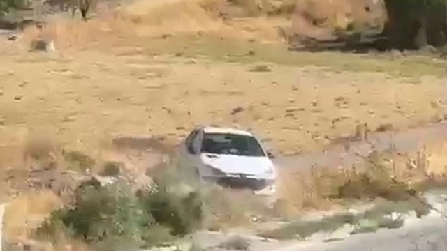 El freni çekilmeyen otomobil şarampole yuvarlandı