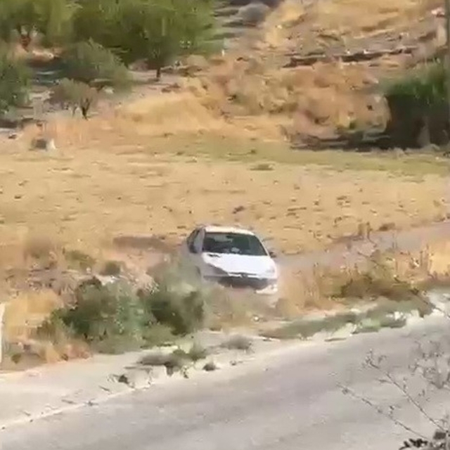 El freni çekilmeyen otomobil şarampole yuvarlandı