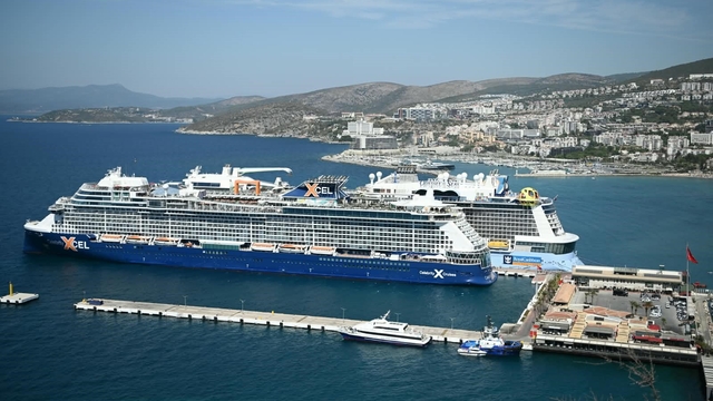 Kuşadası'na 2 kruvaziyerle 7 bin 818 turist geldi