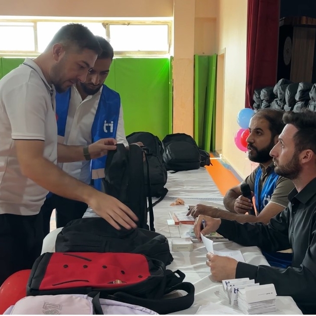 Yüksekova'da "İyilik Çantası" 100 yetim öğrenciye ulaştı
