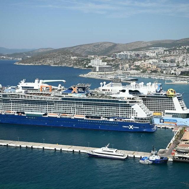 Kuşadası'na 2 kruvaziyerle 7 bin 818 turist geldi