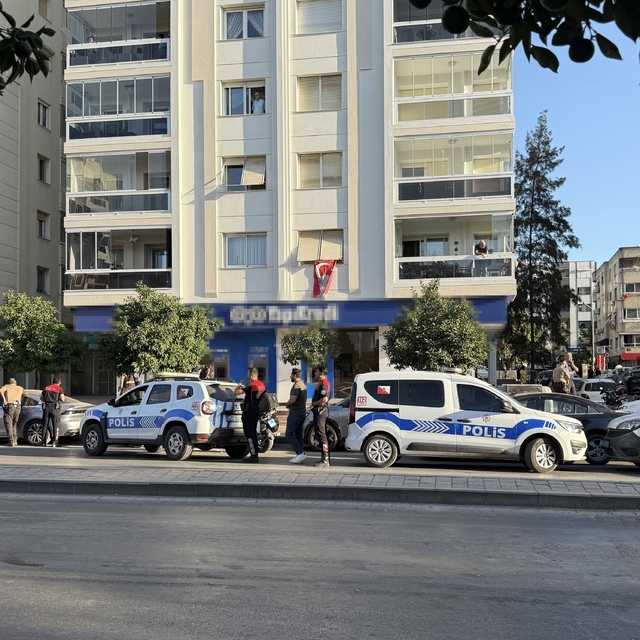 İzmir'de bankada hareketli dakikalar: Soygun girişimi iddiası polisi alarma...