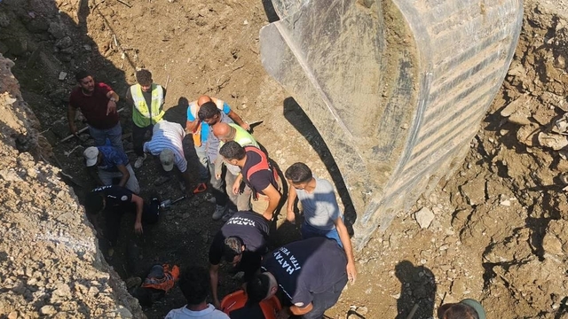 Hatay'da göçük altında kalan 2 işçi kurtarıldı