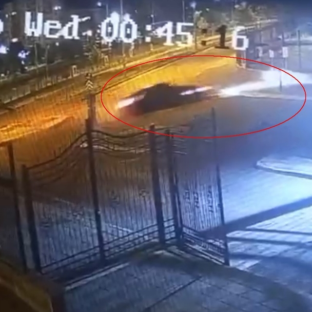 Kaldırımdan seken otomobil 1 metrelik duvarı aştı: O anlar kamerada