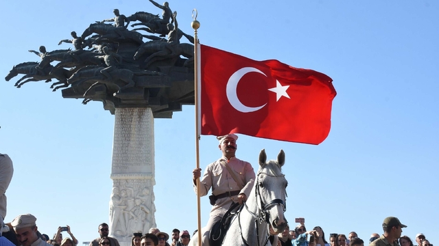 İzmir'de 9 Eylül kutlamaları 'Zafer Yürüyüşü' ile başladı (3)