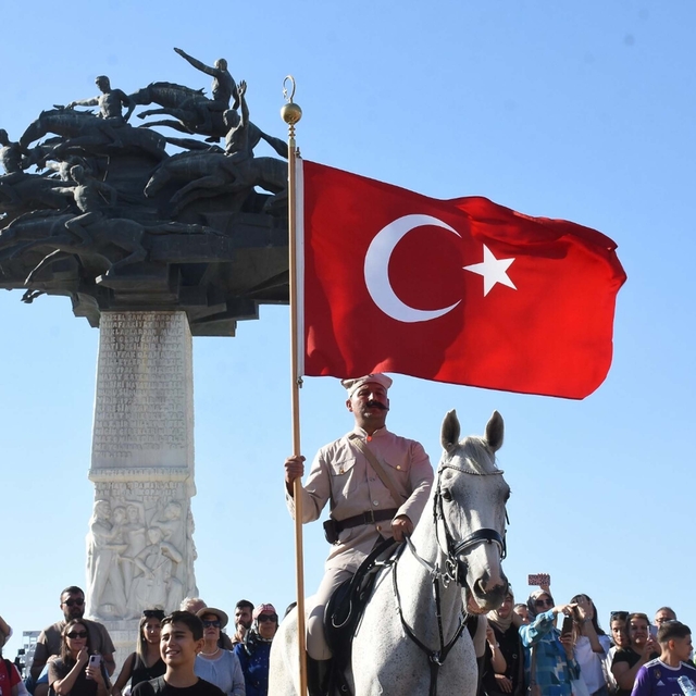 İzmir'de 9 Eylül kutlamaları 'Zafer Yürüyüşü' ile başladı (3)