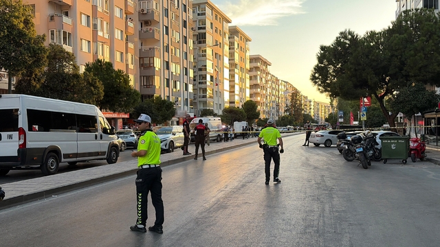 Güvenlik görevlisinin silahıyla 5 kişiyi rehin almış
İzmir'de bankadaki rehine krizinde hareketli anlar: ikna edilmek için annesi çağırıldı