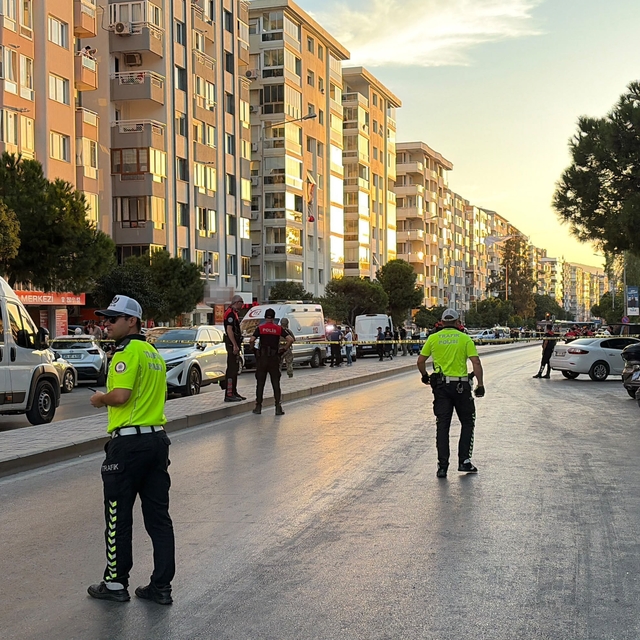 Güvenlik görevlisinin silahıyla 5 kişiyi rehin almış
İzmir'de bankadaki reh...