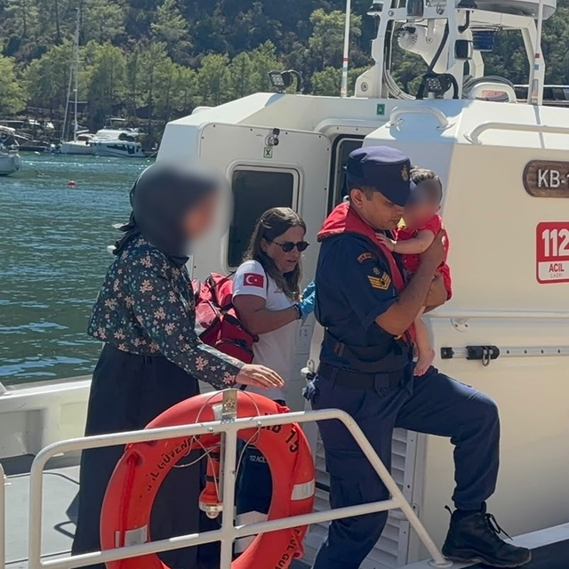Gezi teknesinde yaralanan bebek için Sahil Güvenlikten tıbbi tahliyesi yapı...