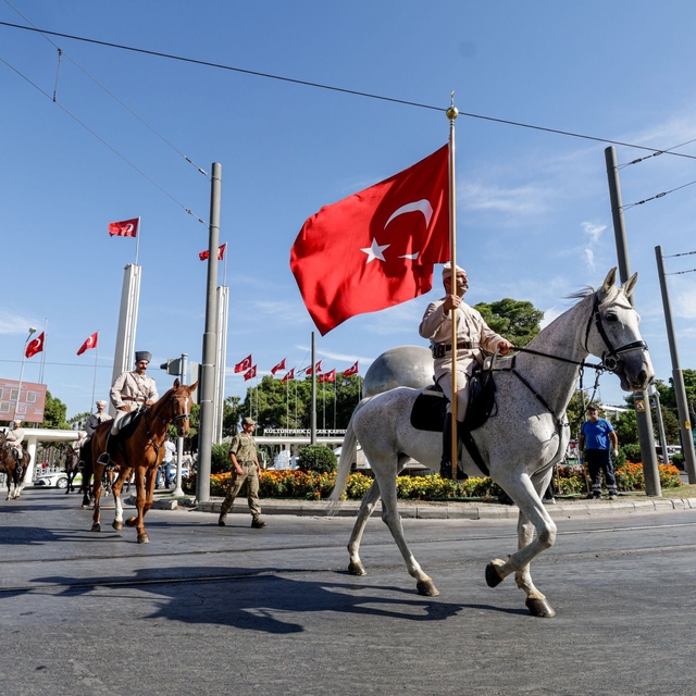 İzmir'de havada karada kurtuluş coşkusu