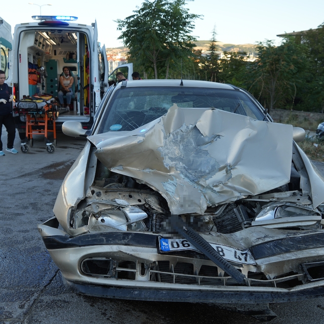 Kırıkkale'de minibüs ile otomobil çarpıştı: 3 yaralı