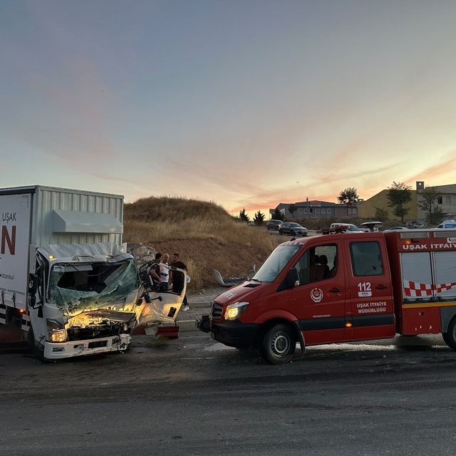 Uşak'ta itfaiye aracı ile kamyon çarpıştı: 1 ölü, 2 yaralı