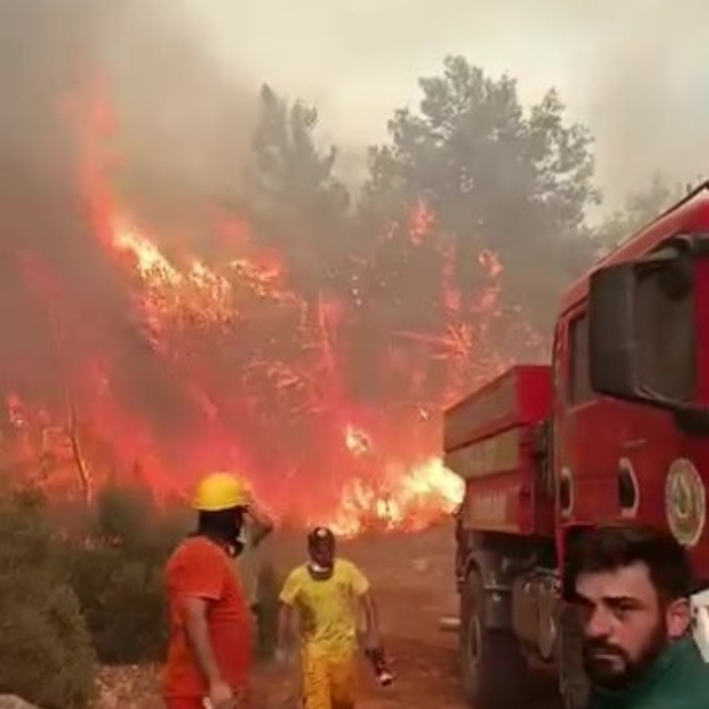 Antalya'da ekipler alevlerin arasında kalmaktan son anda kurtuldu