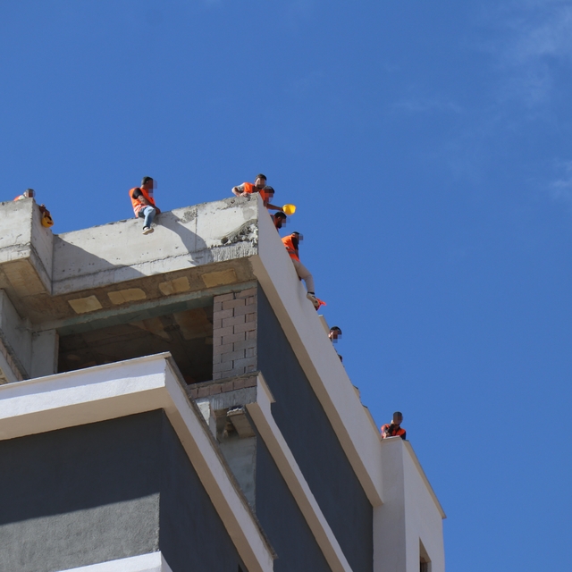 Denizli'de 4 aydır ödemeleri yapılmayan inşaat işçileri çatıya çıktı