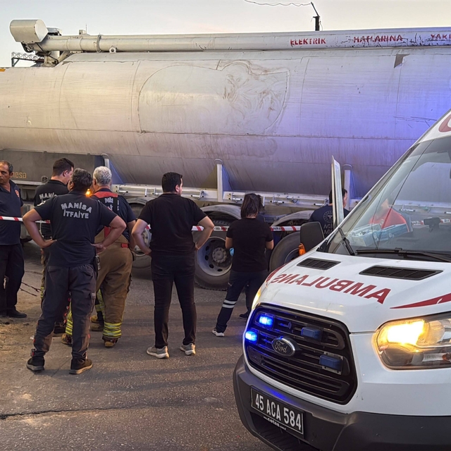 Manisa'da kamyon ile çarpışan motosikletin sürücüsü öldü