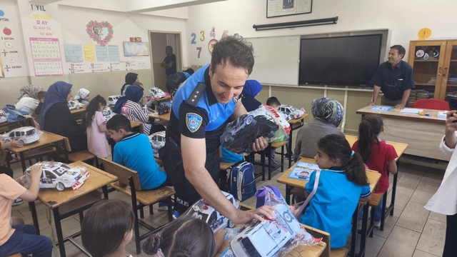 Erzincan'da polis ekiplerinden öğrencilere yeni eğitim yılı sürprizi