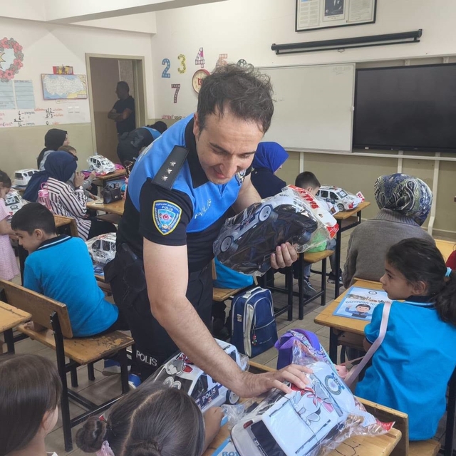 Erzincan'da polis ekiplerinden öğrencilere yeni eğitim yılı sürprizi