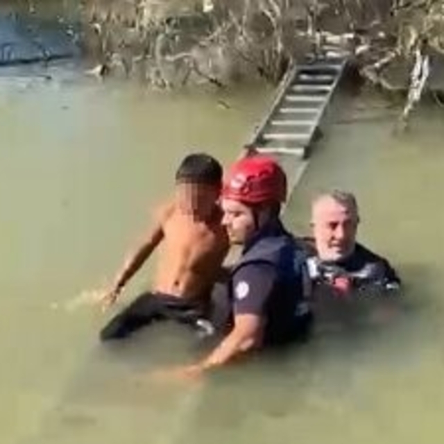 Derede mahsur kalan çocuğu itfaiye ekipleri kurtardı