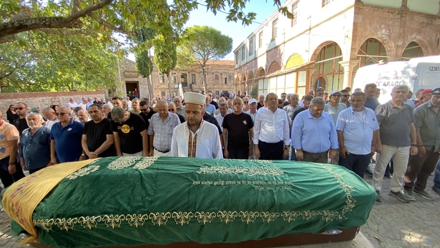Ayvalık'ın tanınmış avukatlarından Günay Benli'nin acı günü
Avukat Günay Benli, 95 yaşındaki annesi Münevver Benli'yi son yolculuğuna uğurladı