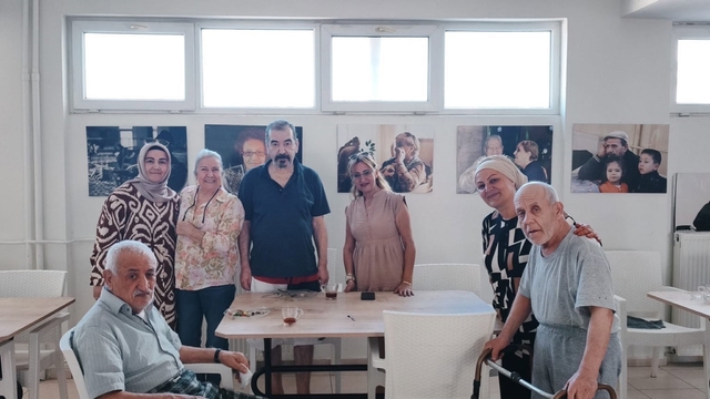 Burhaniye'de kadın muhtardan huzurevi ziyareti