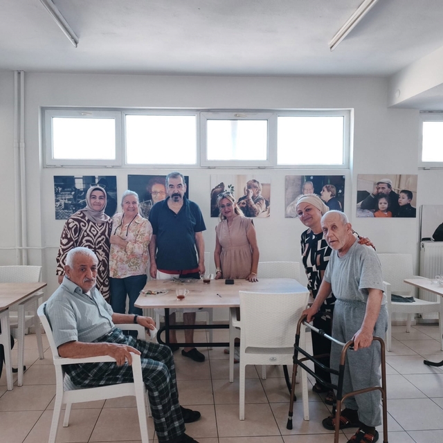 Burhaniye'de kadın muhtardan huzurevi ziyareti