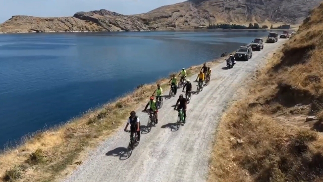 Doğaseverler Van Gölü'nün saklı cennetine pedal çevirdi